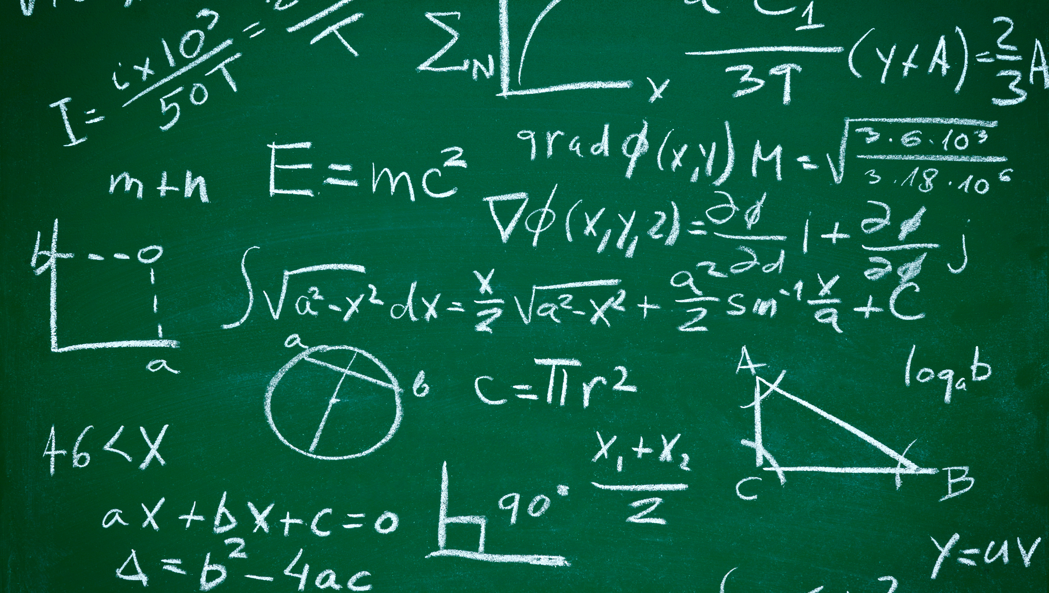 Nahaufnahme von mathematischen Formeln auf einer TafelNahaufnahme von mathematischen Formeln an einer Tafel